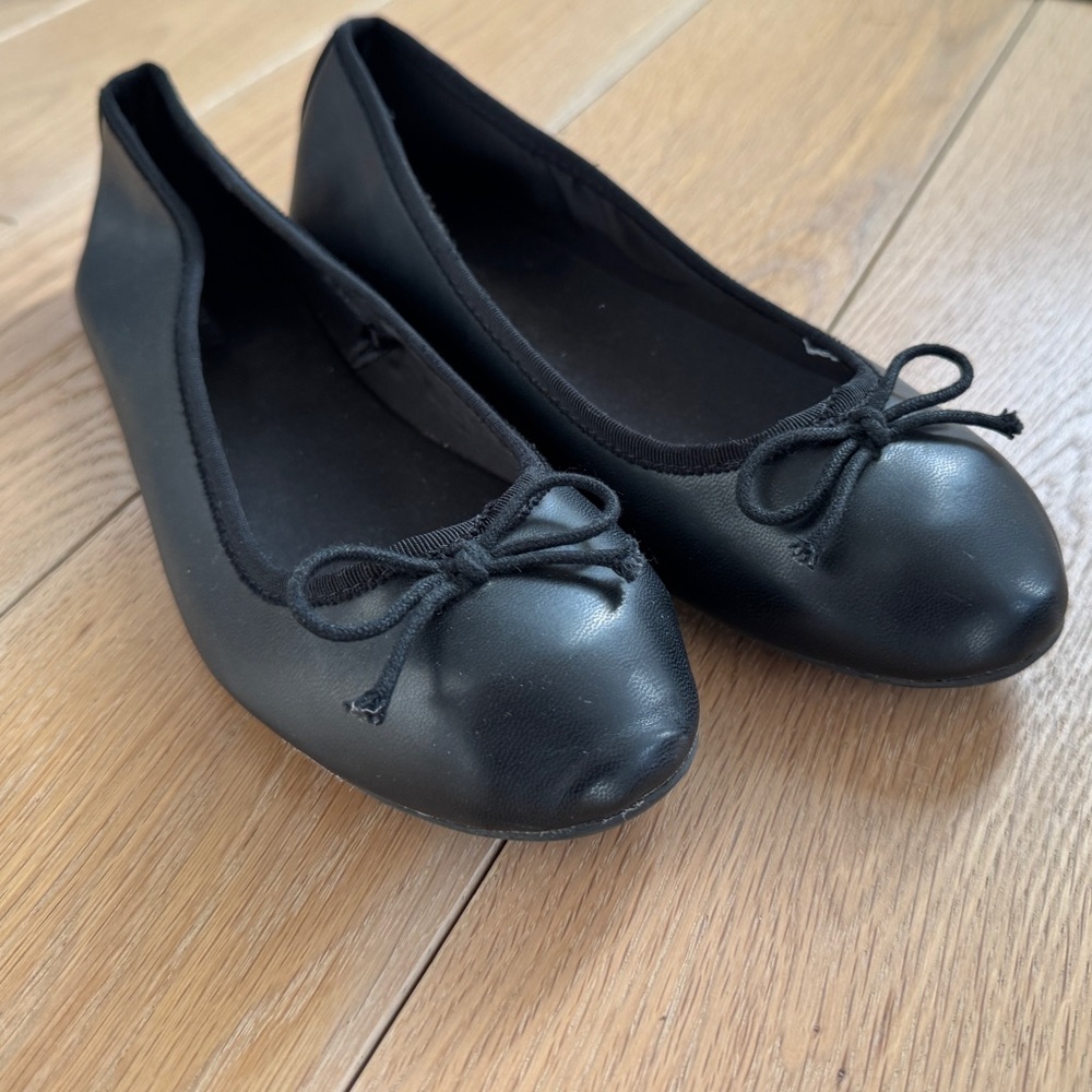 Forever 21 black slip on with bow Size 7.5